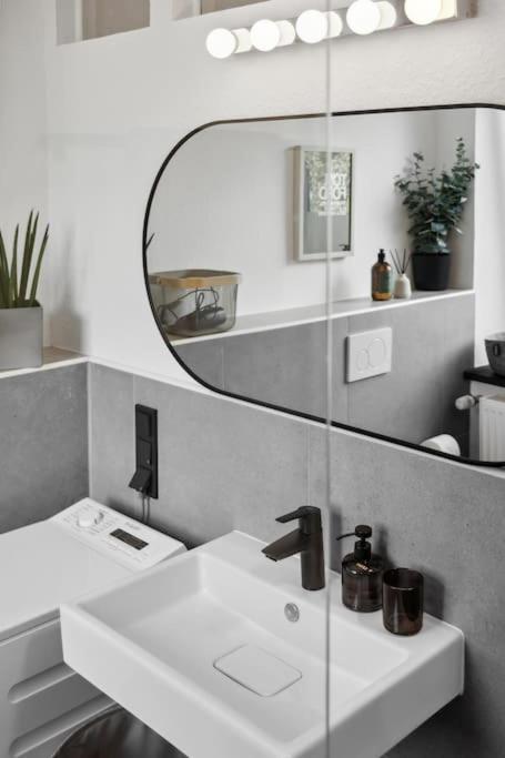Stylisches Apartment, Parkplatz, Naehe Dus & Dortmund & Koeln & Essen Wuppertal