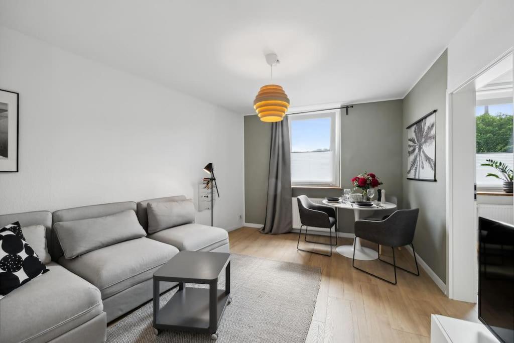Stylisches Apartment, Parkplatz, Naehe Dus & Dortmund & Koeln & Essen Wuppertal