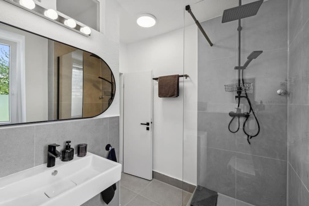 Stylisches Apartment, Parkplatz, Naehe Dus & Dortmund & Koeln & Essen Apartment Wuppertal